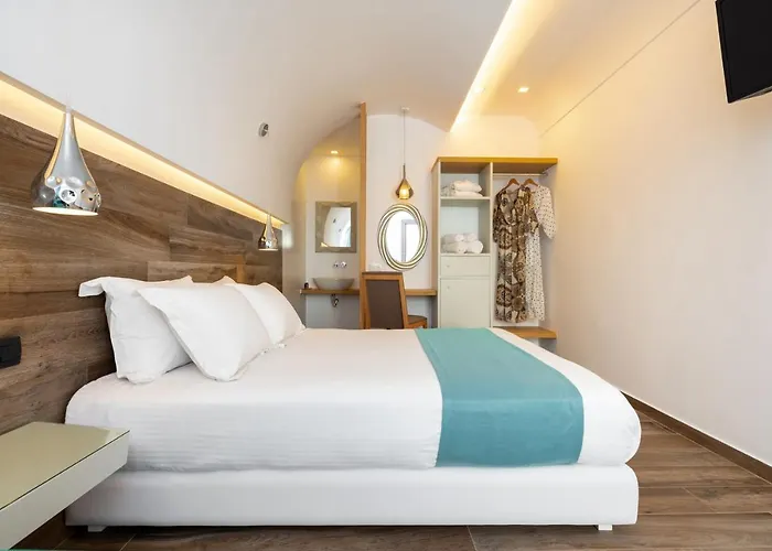 Deluxe Santorini 3* Fira (Santorini)