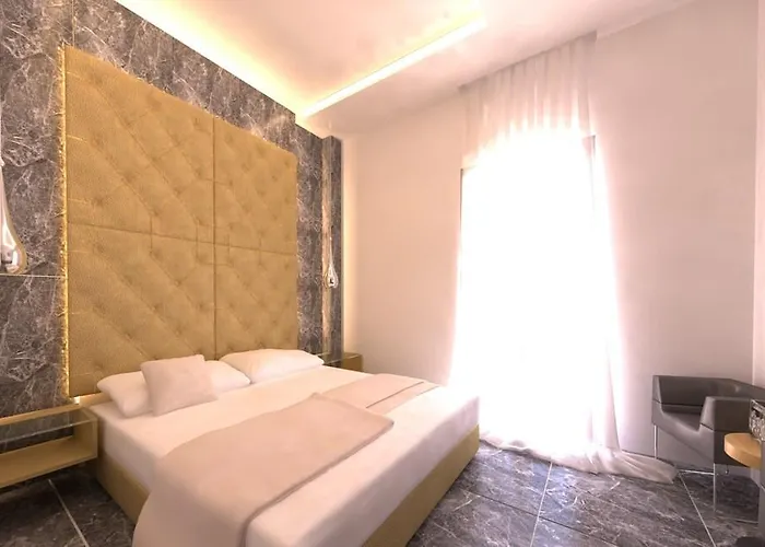 Deluxe Santorini Hotel Fira (Santorini)