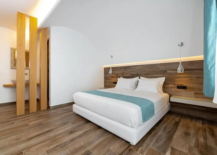 Deluxe Santorini Hotel